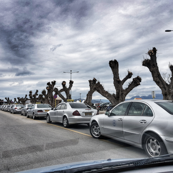 Η πιάτσα των ταξί στο λιμάνι της Αίγινας.
