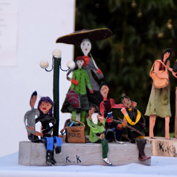 Ο πολύχρωμος κόσμος της Κατερίνας Καστρινάκη στο κτήμα Κολλάτου.