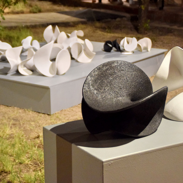 Η Μάρω Κερασιώτη παρουσιάζει τους "Κυματισμούς" στο Αρχαιολογικό Μουσείο Αίγινας.