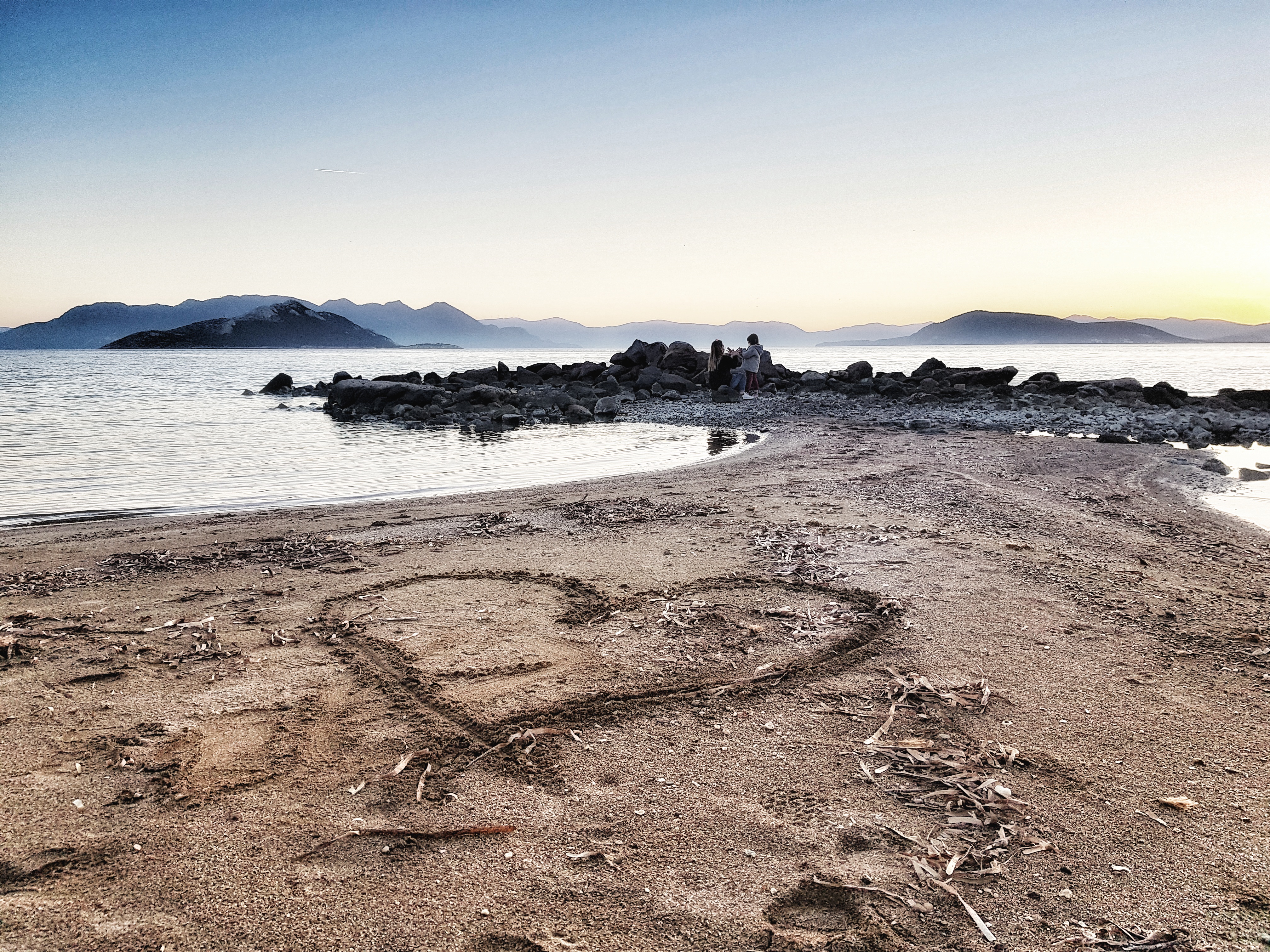 Χειμωνιάτικο ηλιοβασίλεμα στην παραλία του Μαραθώνα.