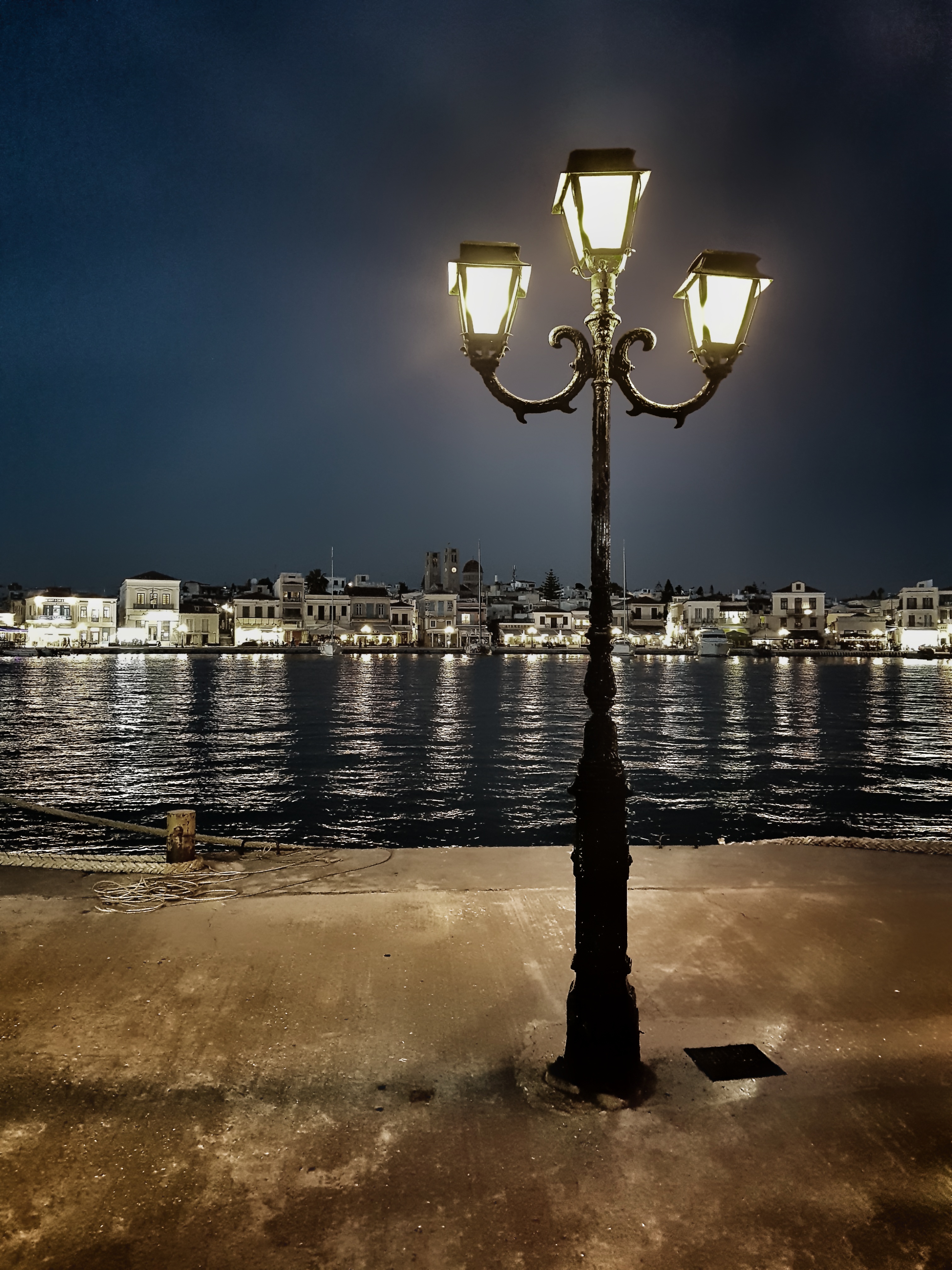 Αντικρίζοντας το λιμάνι από τον λιμενοβραχίονα του ΚΕ.