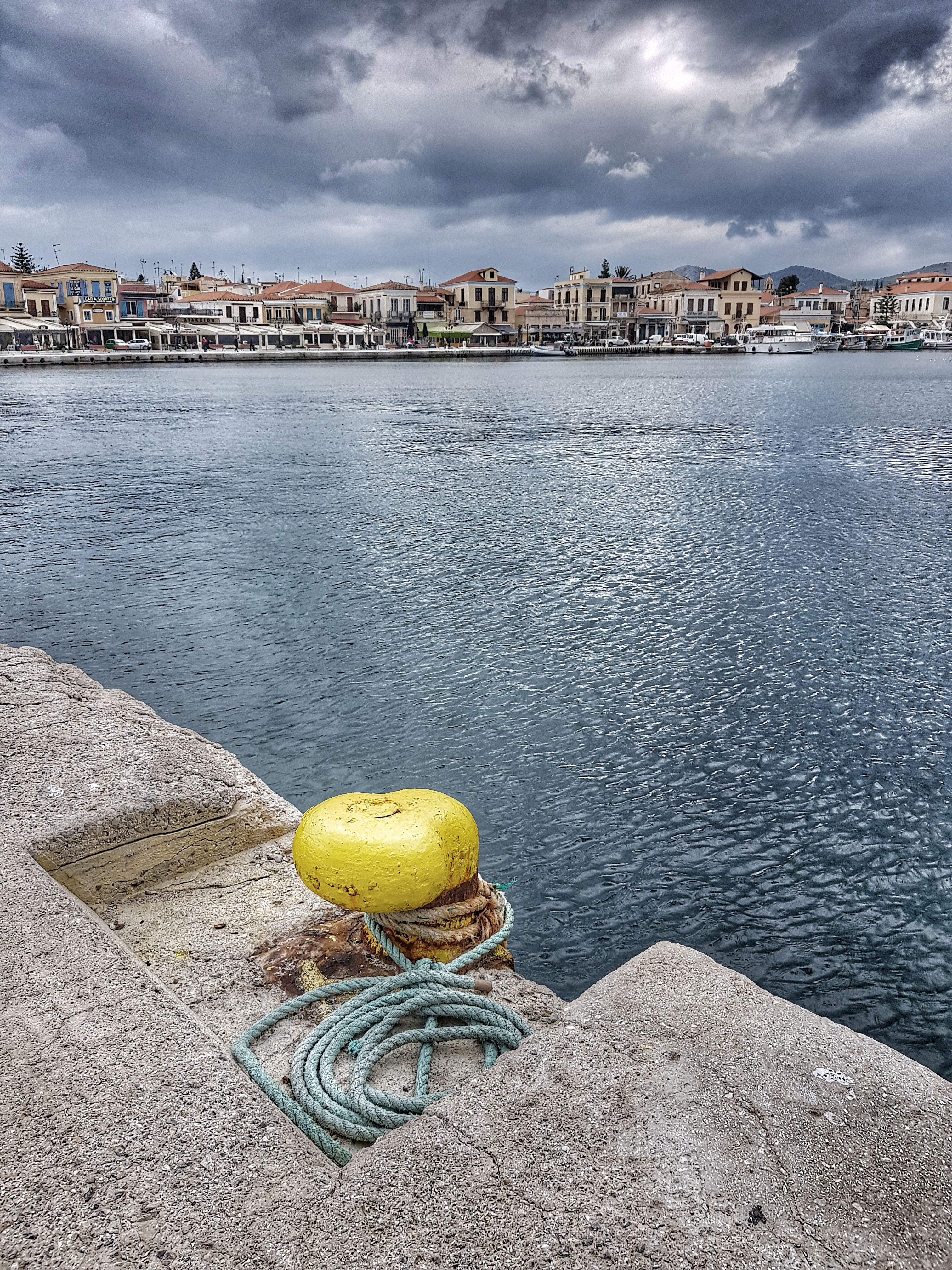 Μια χειμωνιάτικη ημέρα στο λιμάνι της Αίγινας.