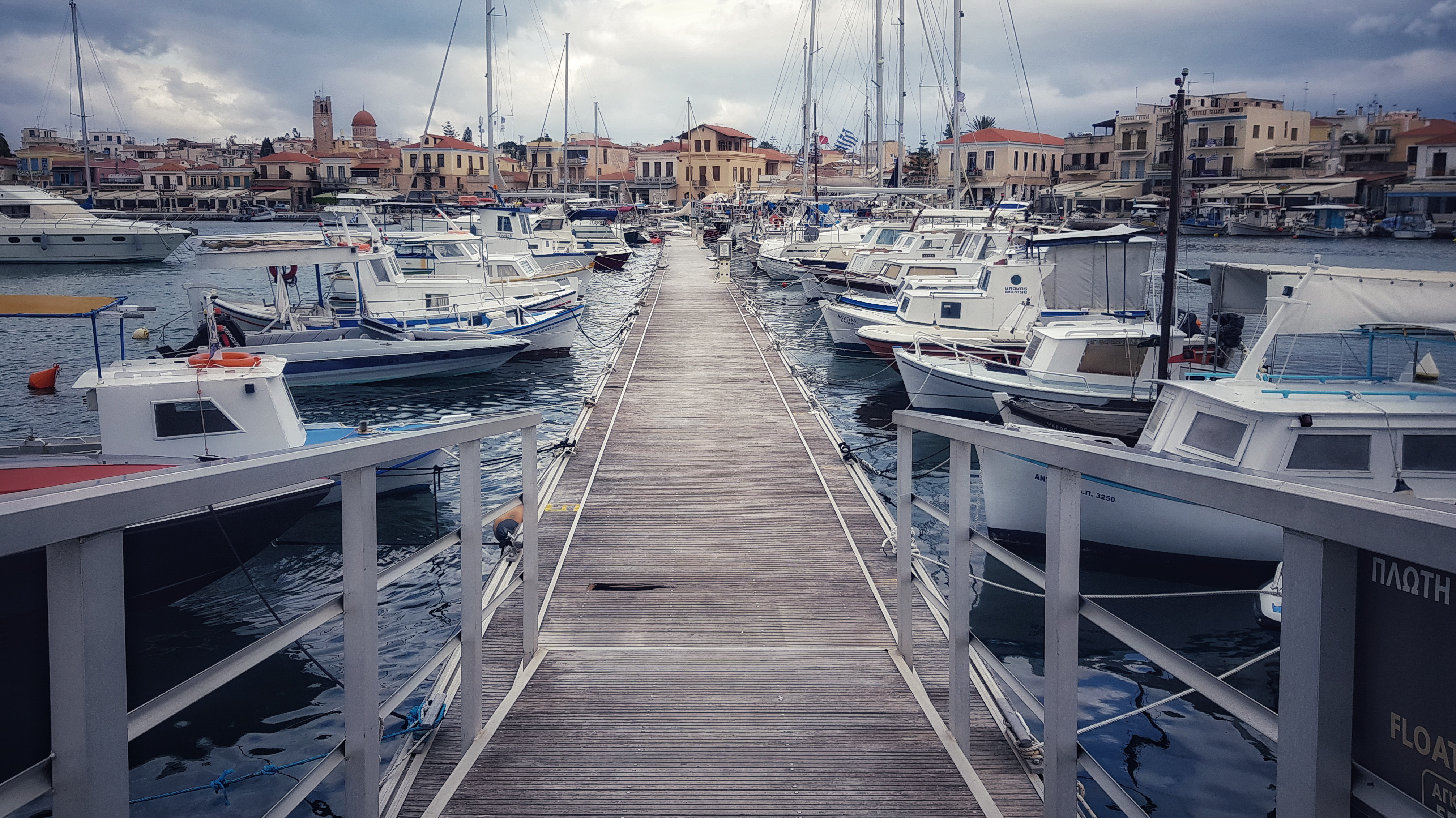 Οι πλωτές προβλήτες. Μικρός περίπατος ανάμεσα στις βάρκες.