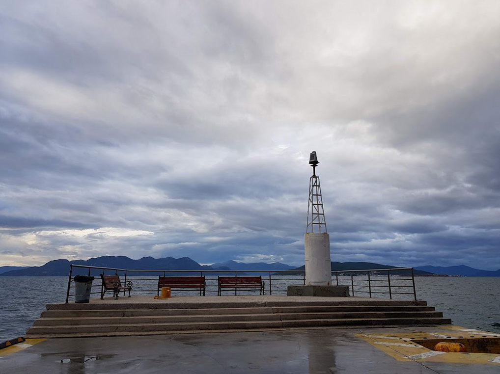 Η προβλήτα του Λευκού Φανού στο λιμάνι της Αίγινας.