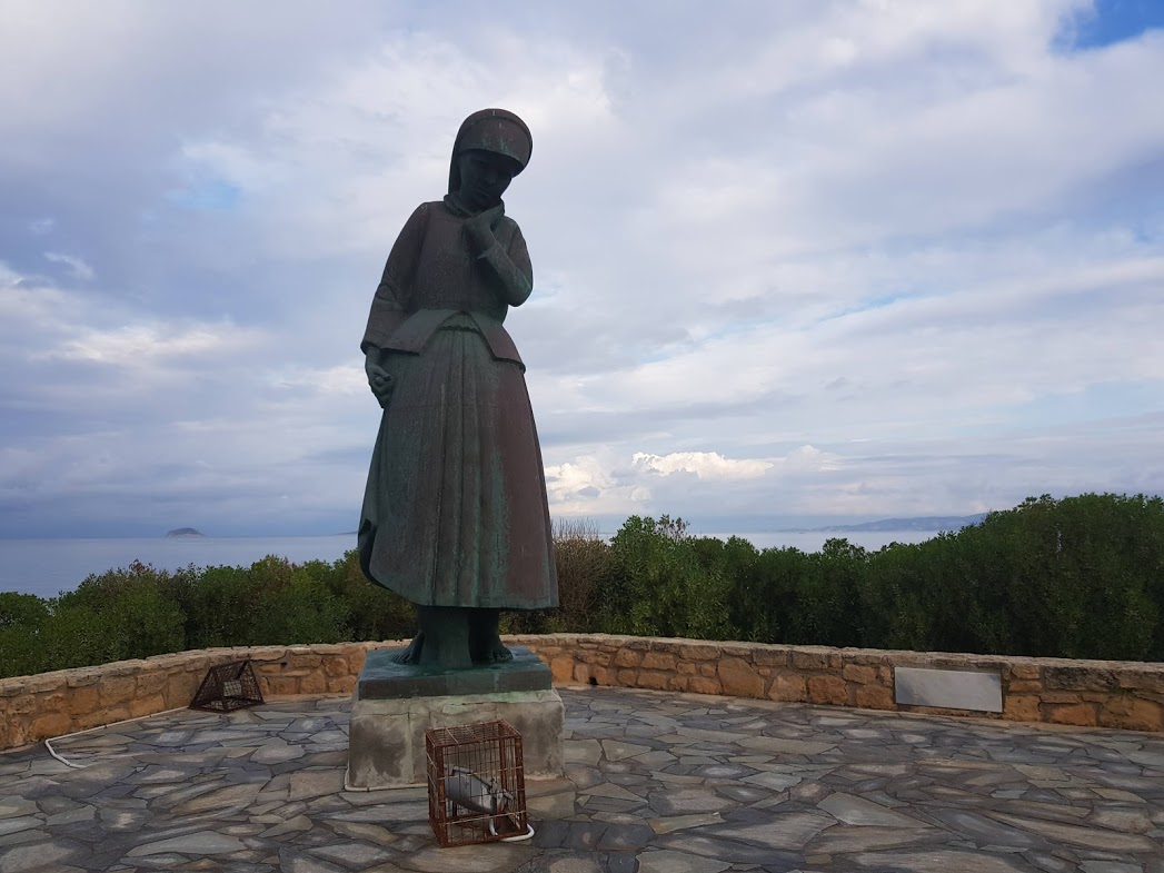 Το άγαλμα της Μάνας μπροστά από το μουσείο του Χρήστου Καπράλου.