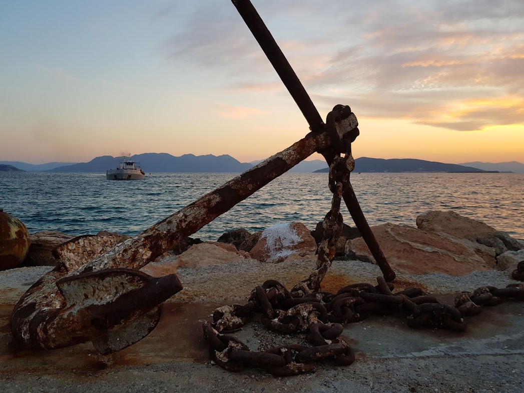 Μια μεγάλη άγκυρα στο Άγιο Νικόλαο τον Θαλασσινό.