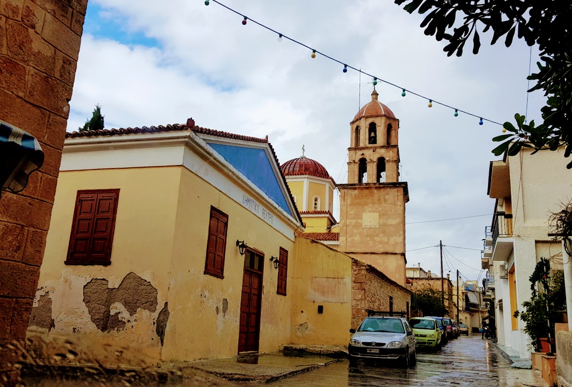 Μια βροχερή μέρα στα άγνωστα σοκάκια της Αίγινας.