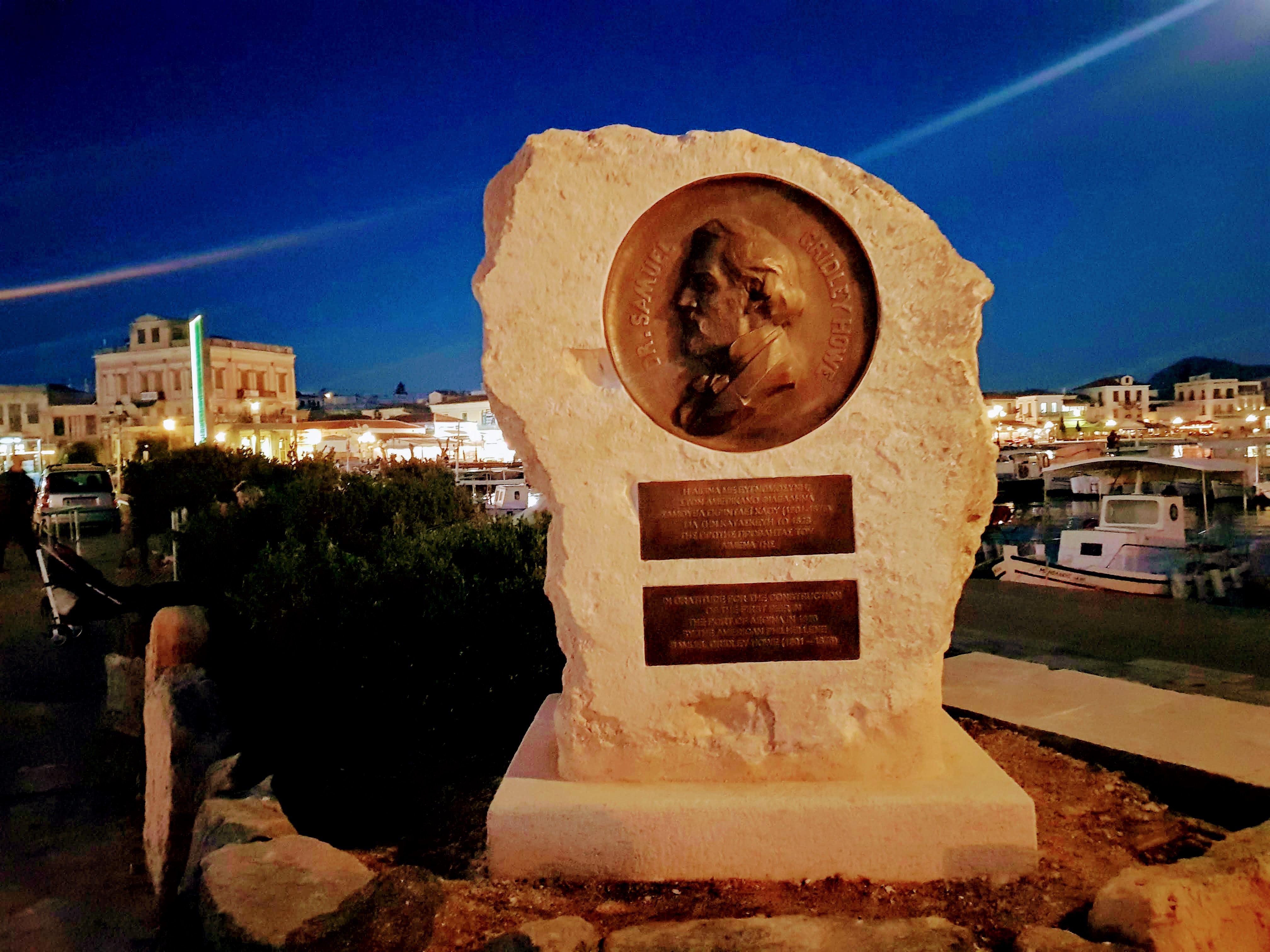 Το μνημείο του Σάμιουελ Γκρίντλεϊ Χάου στο λιμάνι της Αίγινας.