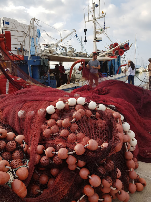 Ετοιμάζοντας τα δίχτυα για το ψάρεμα στη Παλαιά Προβλήτα.