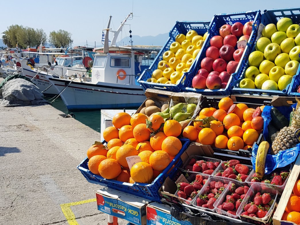 Ευκαιρία για μερικά φρούτα από το λιμάνι της Αίγινας.