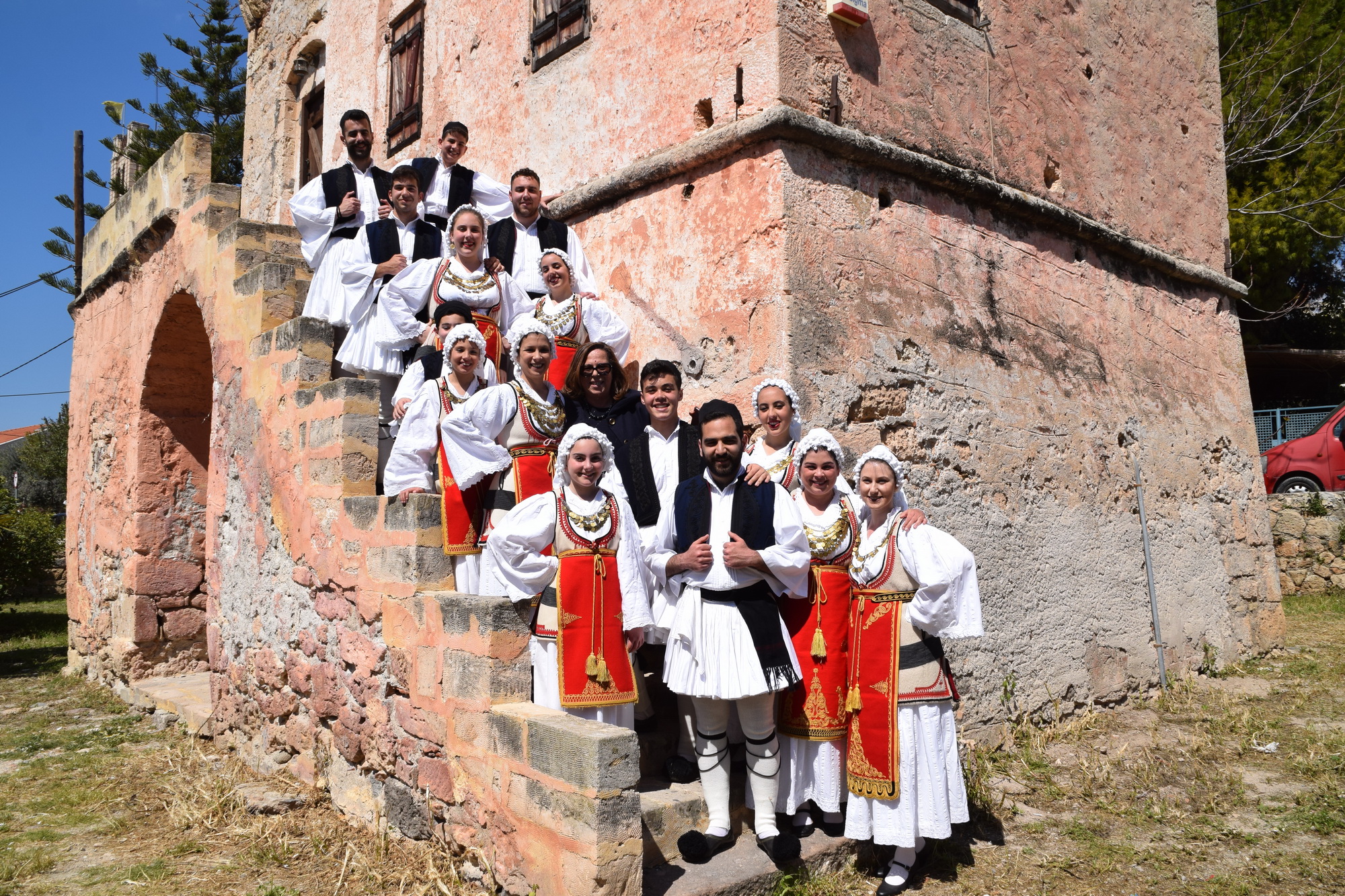 Παραδοσιακοί χοροί και τραγούδια στον Πύργο του Μαρκέλλου.