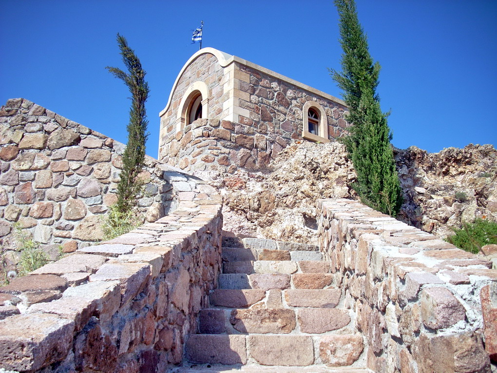 Το εκκλησάκι της Μεταμόρφωσης στην Παναγιά την Χρυσολεόντισσα.