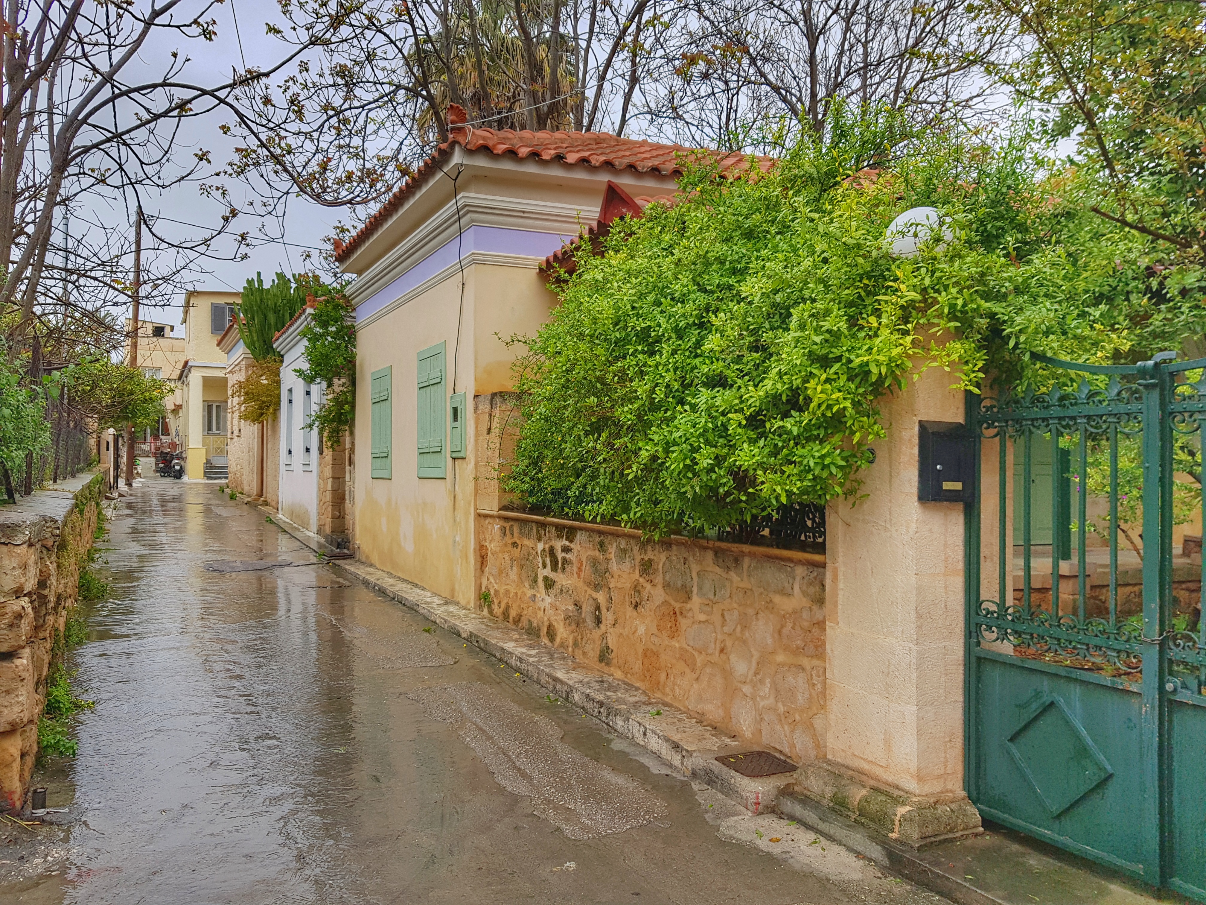 Η βροχούλα έδωσε μια ξεχωριστή ομορφιά στα σοκάκια του κέντρου.