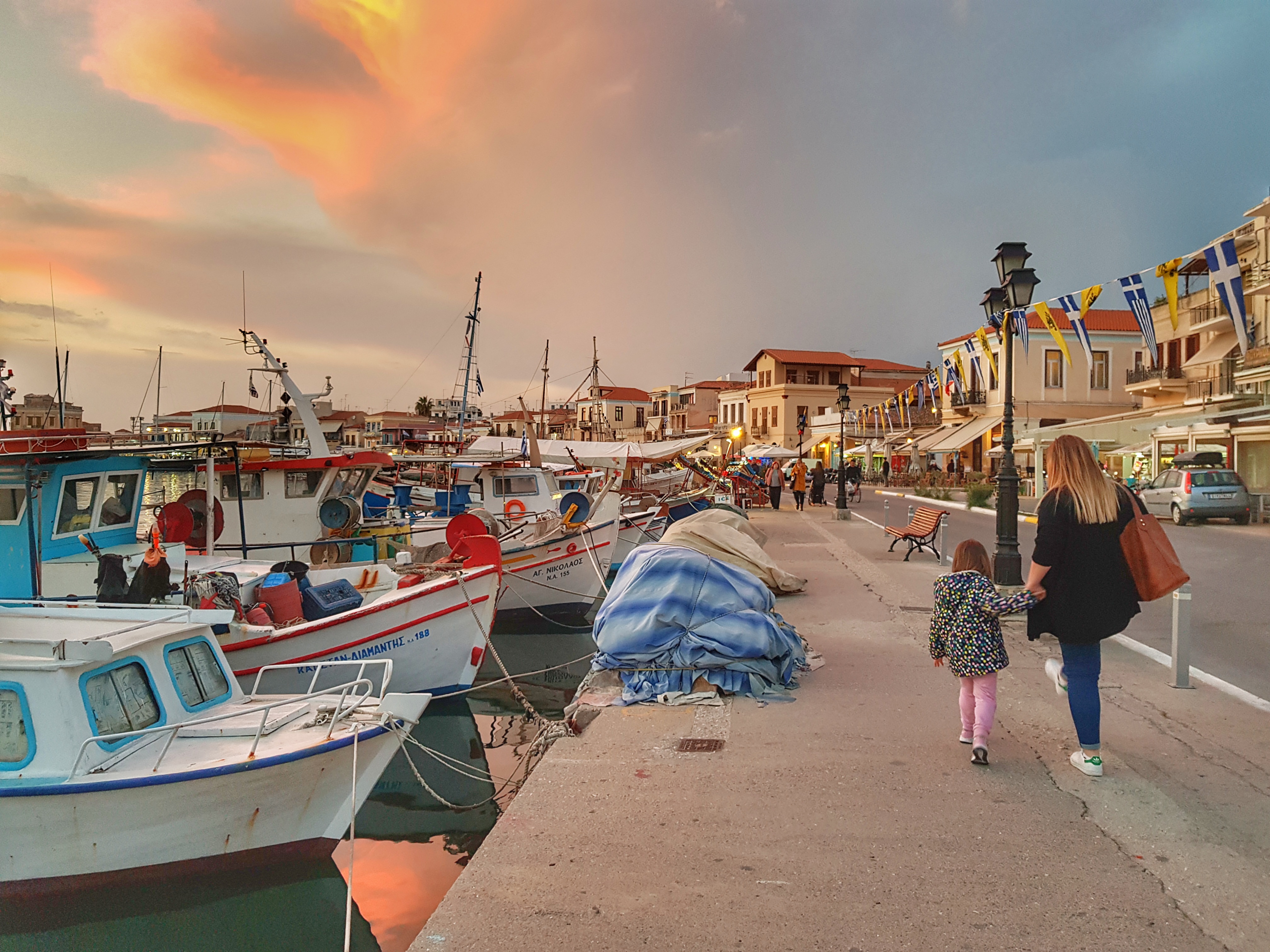 Τα υπέροχα απογεύματα της άνοιξης στην Αίγινα.