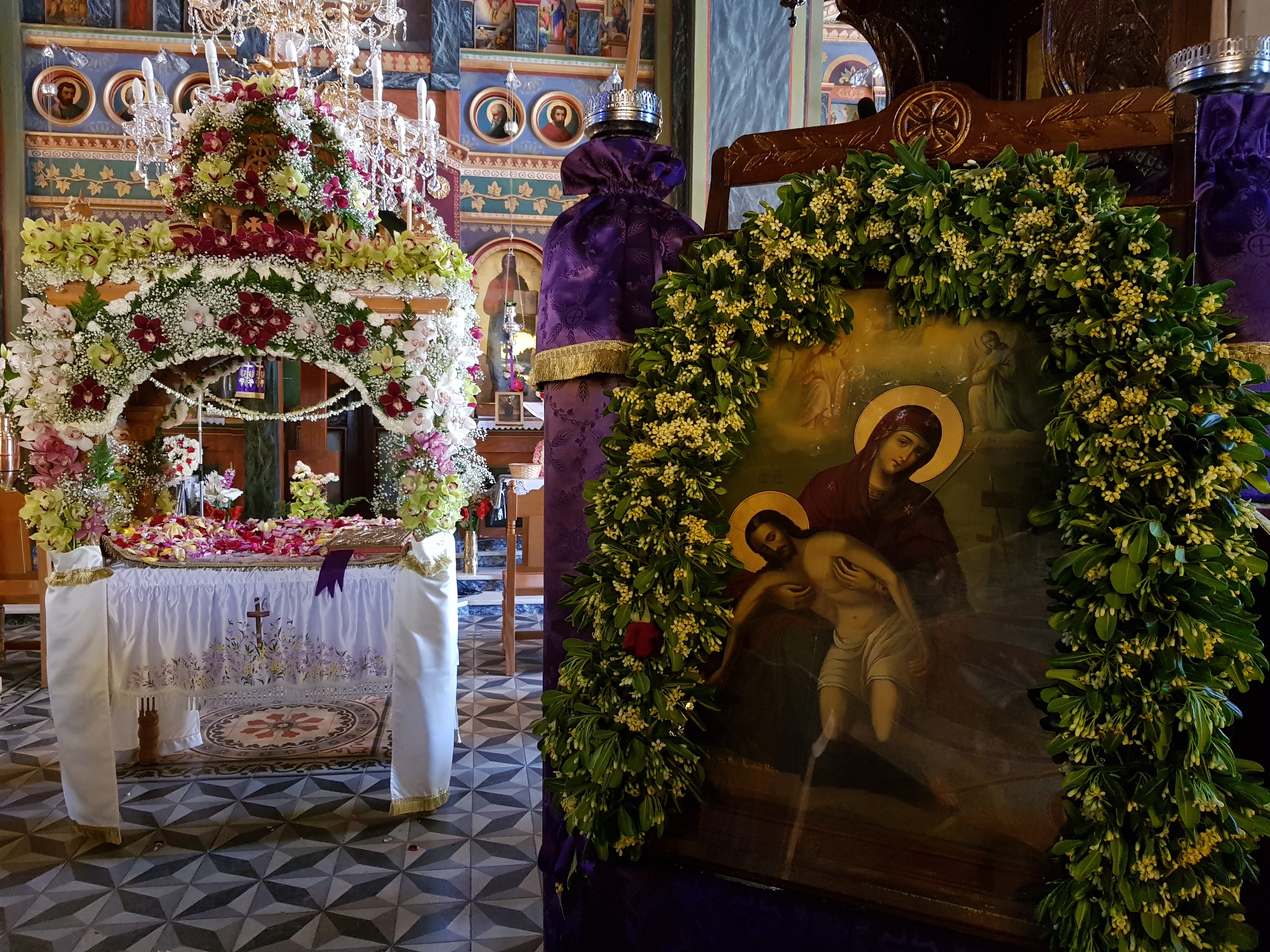 Προσκύνημα στους επιταφίους της Αίγινας.